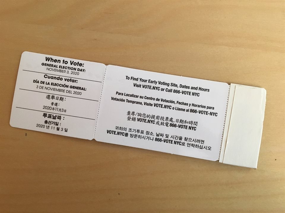 ニューヨーク市の投票者カードの裏面。注意書きが英語、スペイン語、中国語、韓国語で記されている