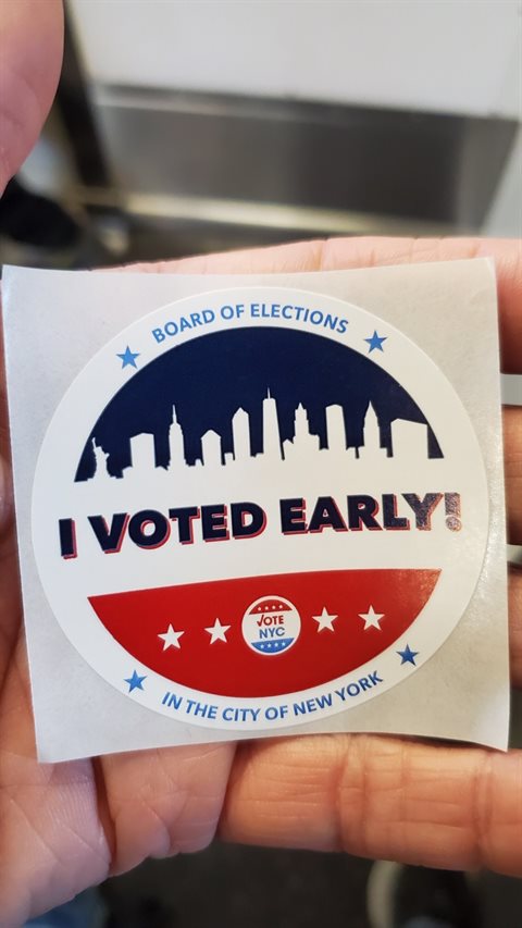 投票を終えた人に配布されているニューヨーク市の「Voted（投票済み）」ステッカー