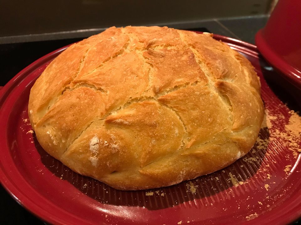 初めて自宅で焼いたパン・ド・カンパーニュ。フランス語で鐘(クロッシュ=Cloche)と呼ばれる専用焼き器を使います。 初めて自宅で焼いたパン・ド・カンパーニュ。フランス語で鐘(クロッシュ=Cloche)と呼ばれる専用焼き器を使います。