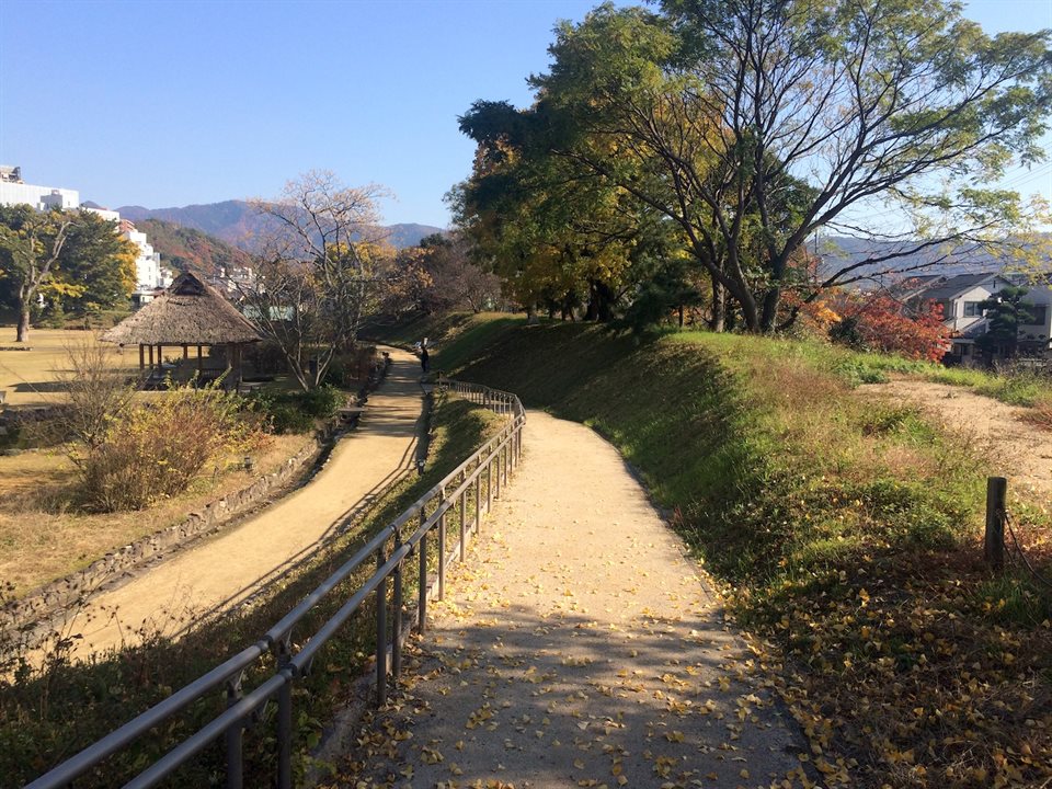 湯築城の土塁と郭(2017年12月) 湯築城の土塁と郭(2017年12月)