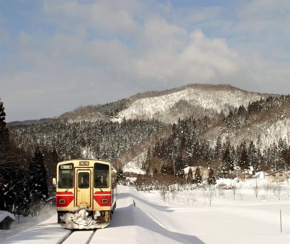 鉄道四方山話　第2回 〜多様性の時代を反映　停車駅増の「らしくない特急」登場